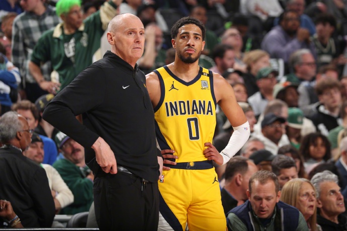 卡莱尔坚定声援福斯特:力挺裁判背后的信任与理解 卡莱尔坚定声援福斯特:力挺裁判背后的信任与理解